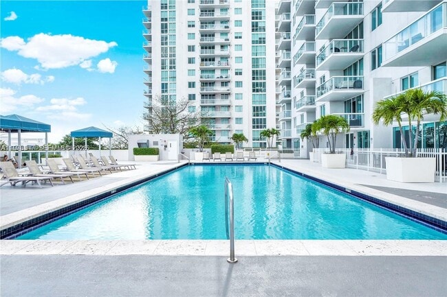 Building Photo - 1861 NW S River Dr