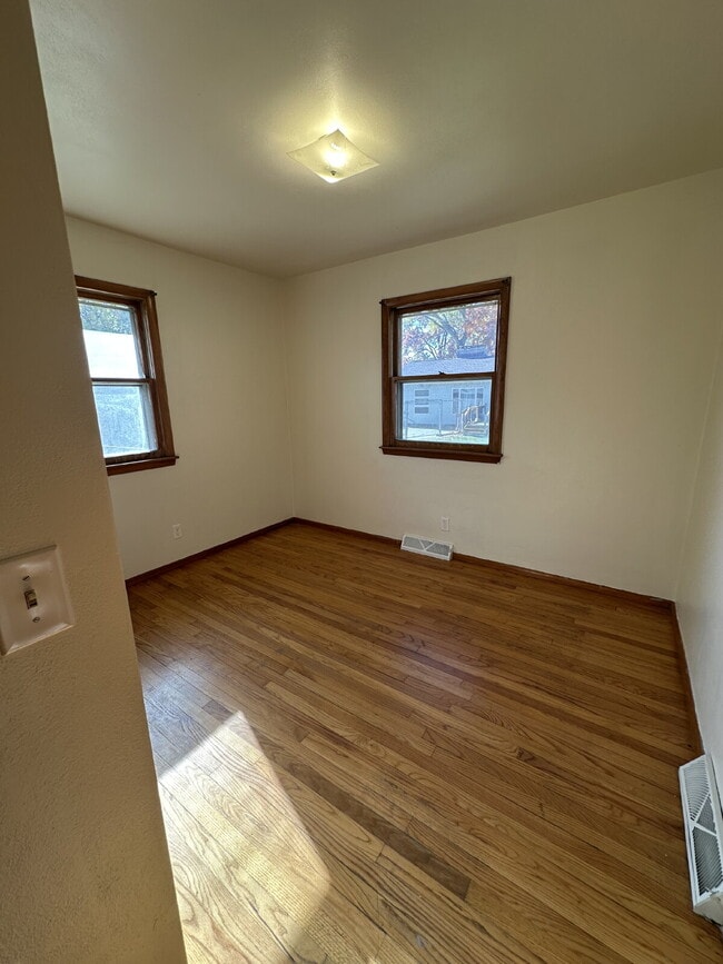 Building Photo - 1112 E Memorial Dr