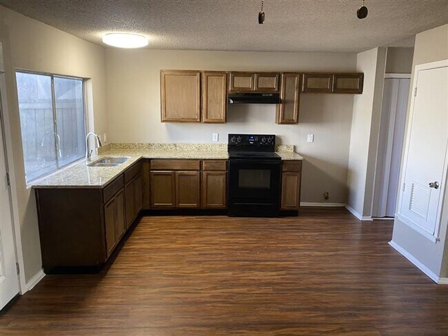 Building Photo - Very Large 2/2.5 Townhome with covered par...