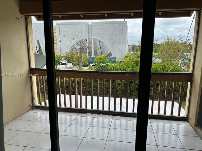 Building Photo - 8879 Fontainebleau Blvd