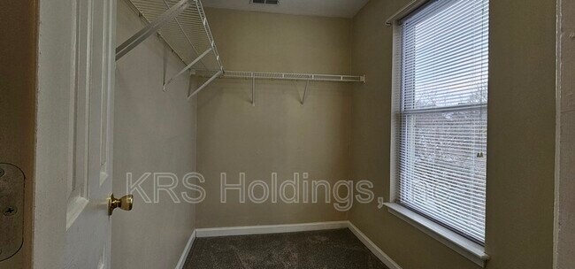 Building Photo - 820 Maltby Cres