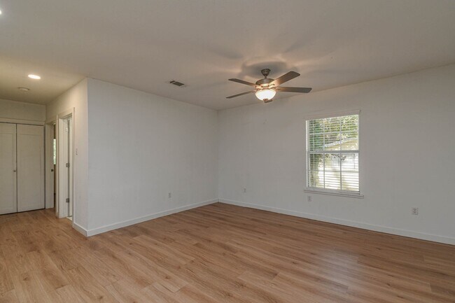 Building Photo - 5880 Beech Dr