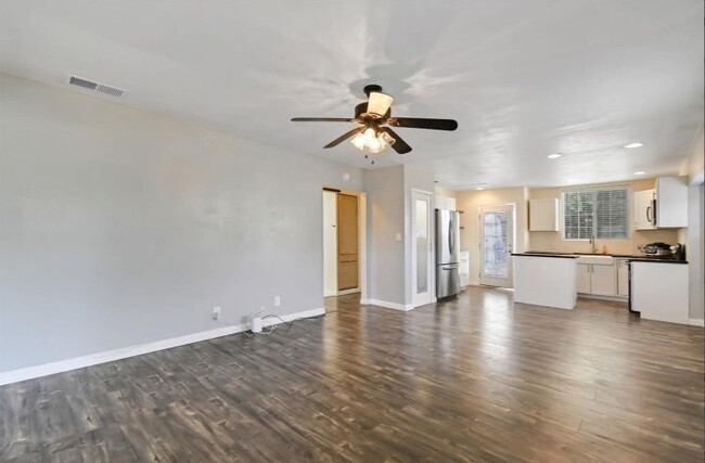 Building Photo - 328 Percy Ave