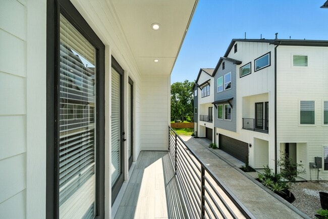 Building Photo - 2304 Hoskins Dr