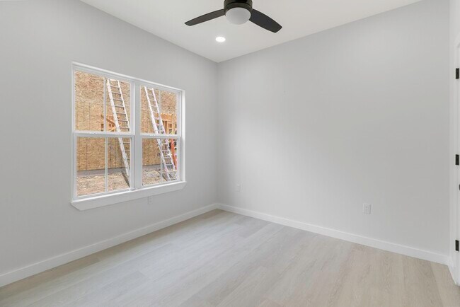 Building Photo - 611 Bridgeview Dr