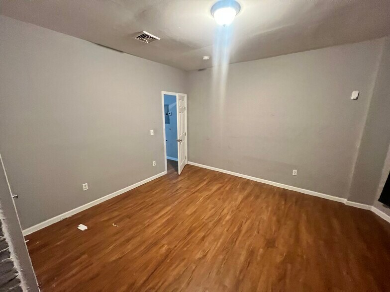 Building Photo - 162 Hickory St