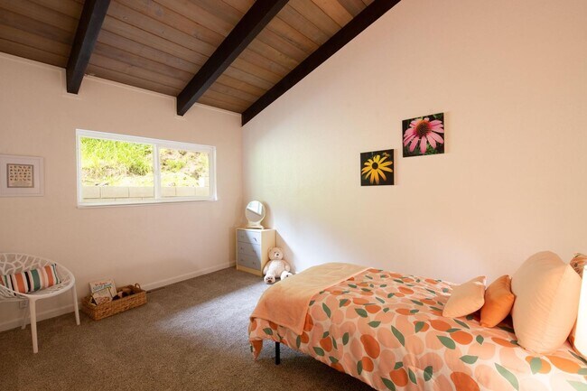 Building Photo - Modern Bayside Retreat – Renovated 3 Bed +...