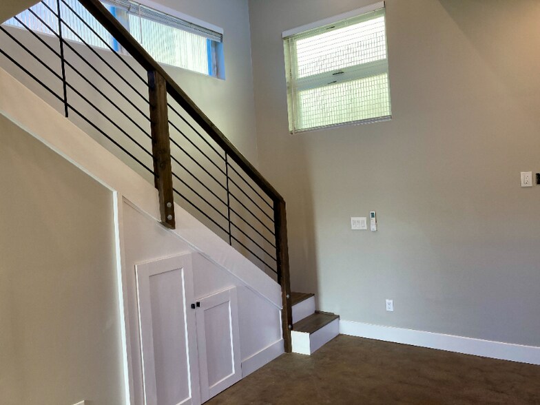 Building Photo - 2216 1/2 Motta St