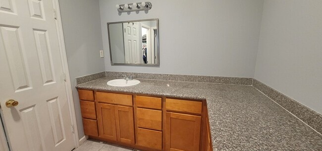 Building Photo - MODERN 3/2 w/ Garage, Fenced Yard, Washer/...