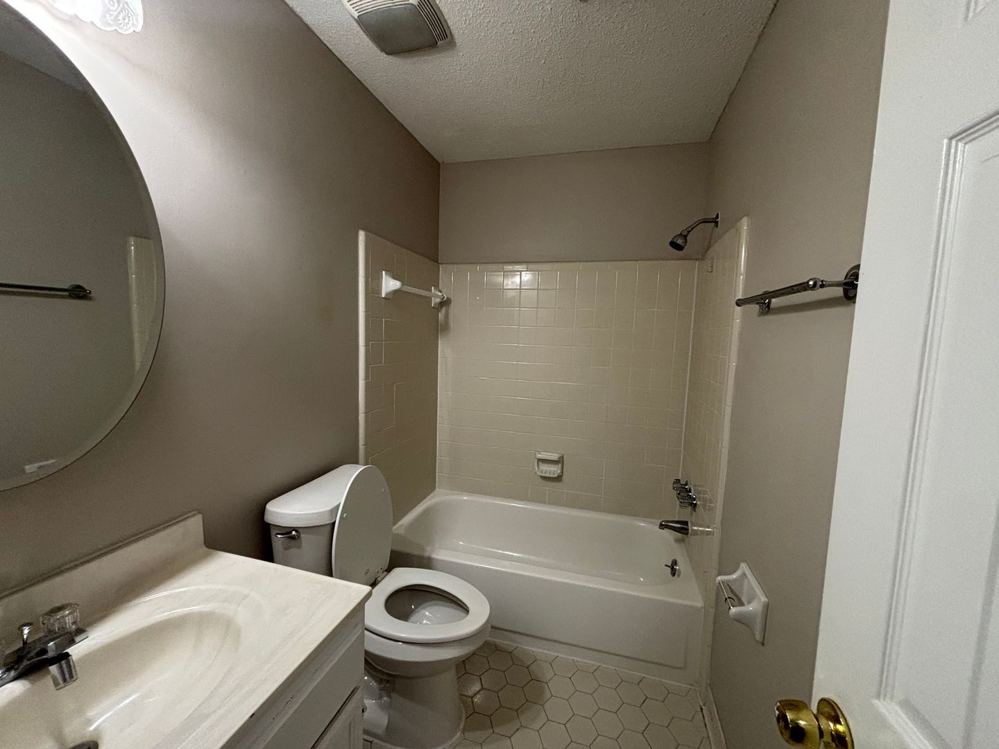 Building Photo - 3104 Ingleside Dr