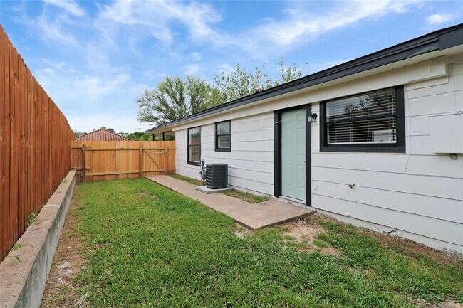 Building Photo - 5729 Pinon Vista Dr