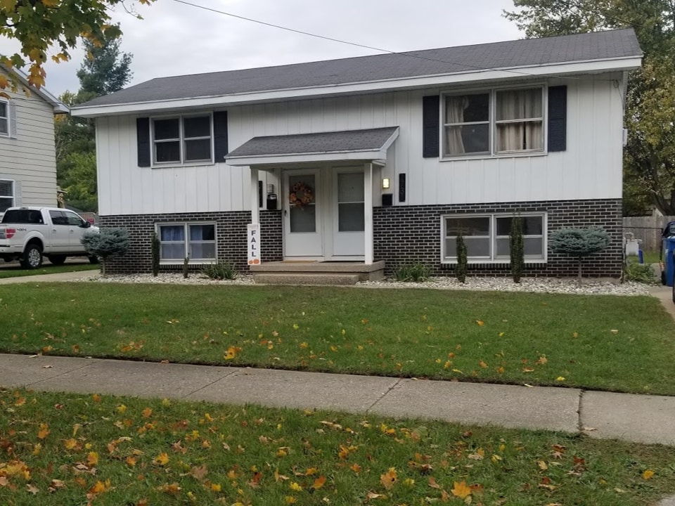Front of house. Right door goes to upstairs unit. - 1731 32nd St SW