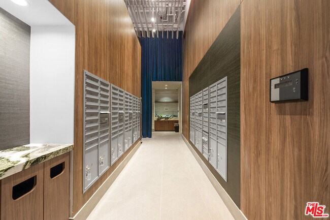 Building Photo - 6250 Hollywood Blvd