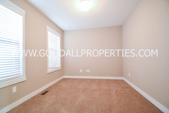 Building Photo - 4 Bedroom, 2.5 Bathroom Home in Ankeny