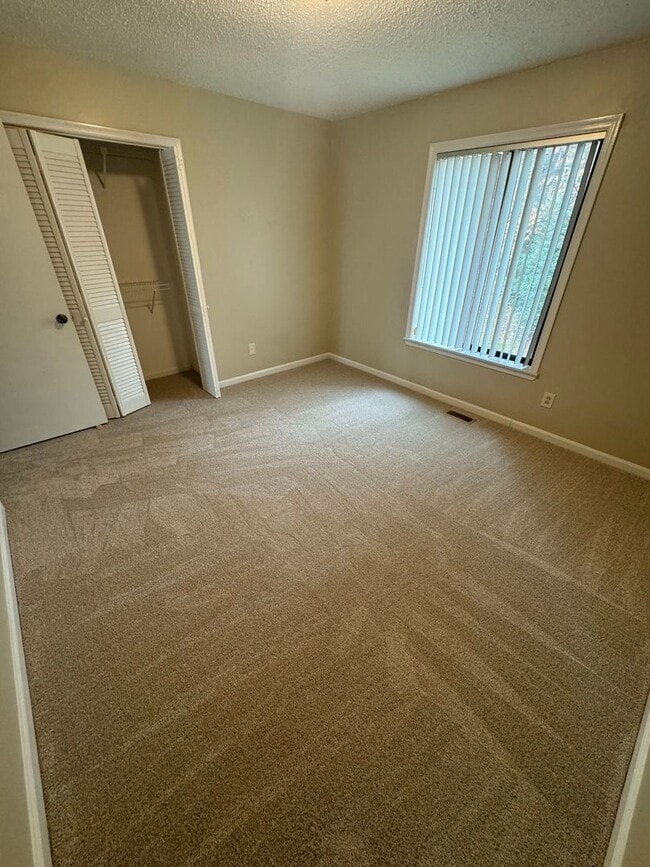 Building Photo - Enjoy Lakefront Luxury Year Round! $250 Off First Full Month's Rent!