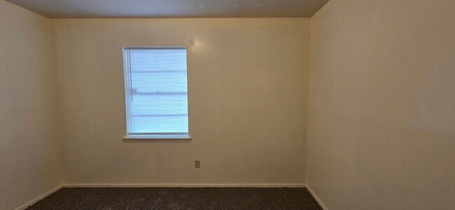 Building Photo - Almost Ready! 3 Bedroom 2 Bath Duplex in Longview!