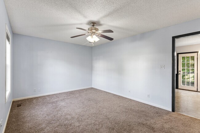 Building Photo - 2627 Elkmont Dr