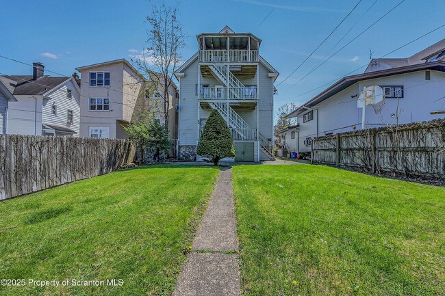 Building Photo - 637 Monroe Ave