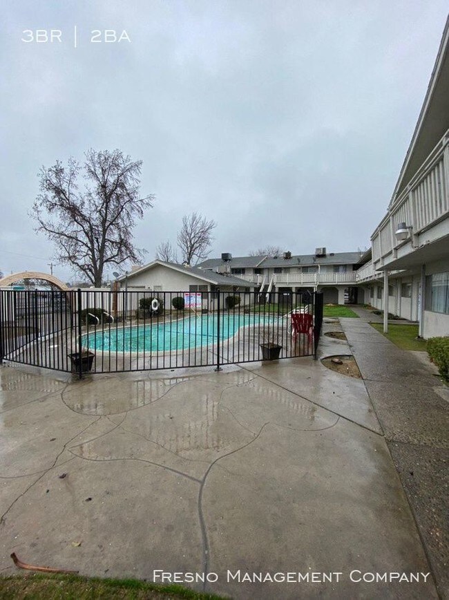 Building Photo - 1115 W Simpson Ave