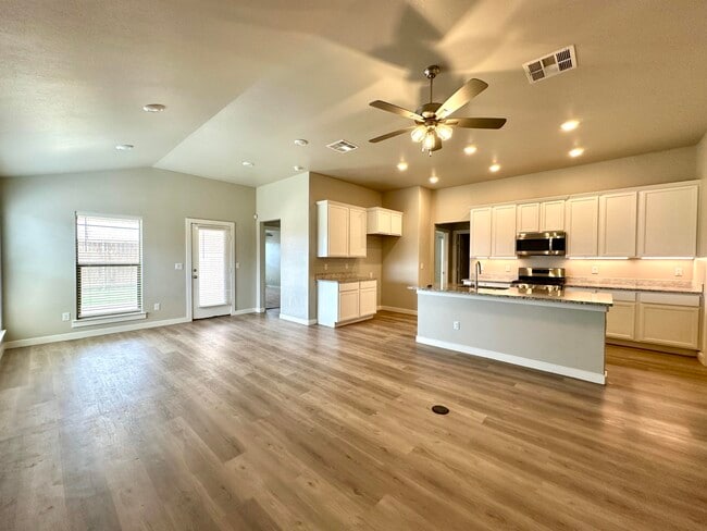 Building Photo - 2933 Abbeville Ave