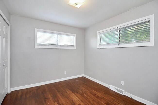 Building Photo - 2244 English Dr