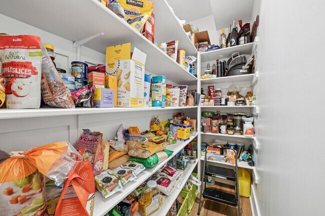 Building Photo - Luxury 5 Bed, 3.5 Bath Home on Large Lot !...