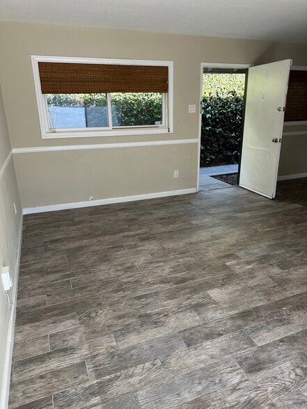 Building Photo - 184 E 19th St