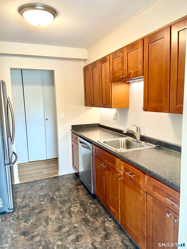 Building Photo - 893 Farmington Ave