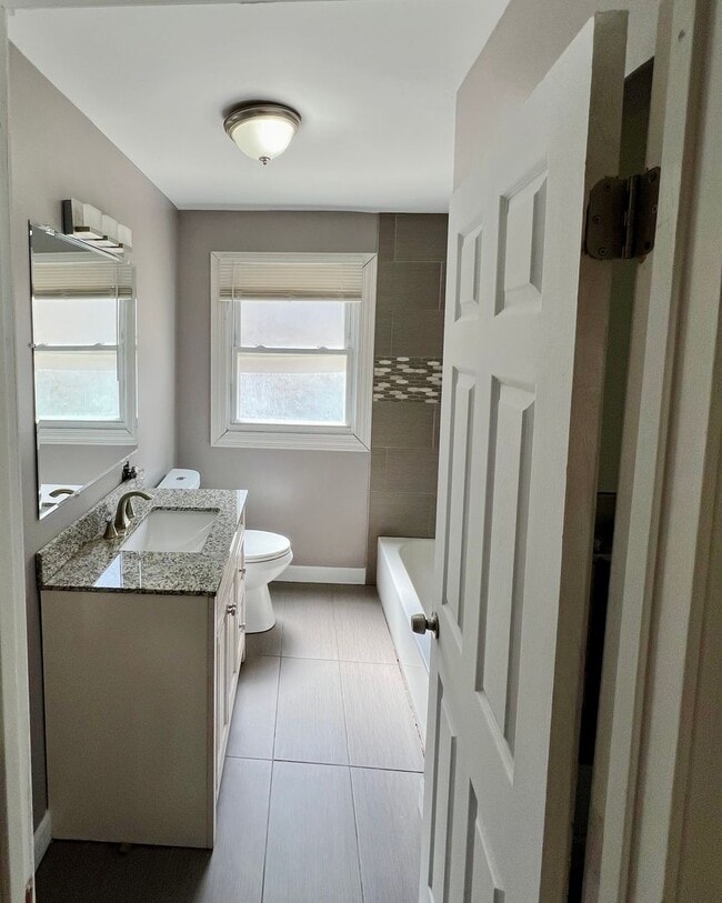 Building Photo - Private & Charming 2 Bed/1 Bath Ranch Styl...