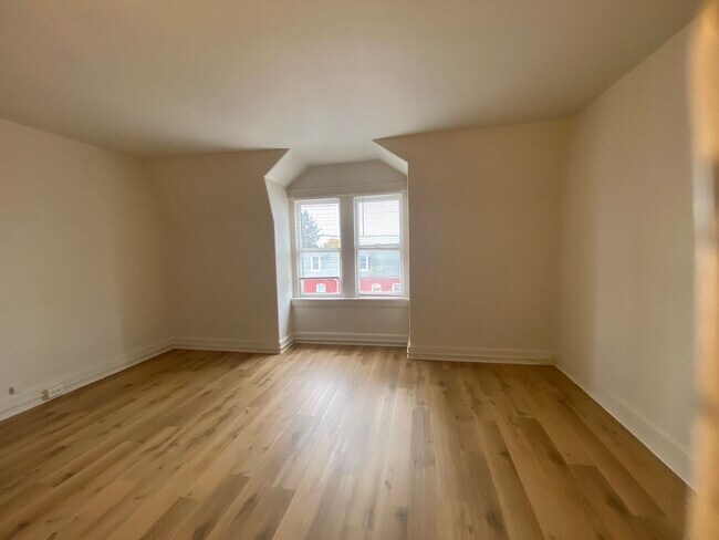 Building Photo - 644 E Chestnut St