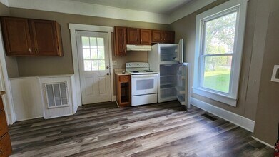 Building Photo - Updated Cottage for Lease