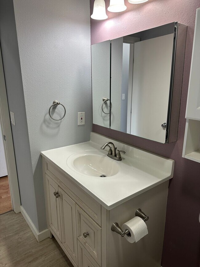Building Photo - Heat Included! Heated Storage, 2 Bedroom/1...