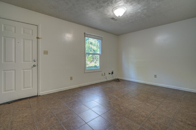 Building Photo - 135 Clover Valley Cir