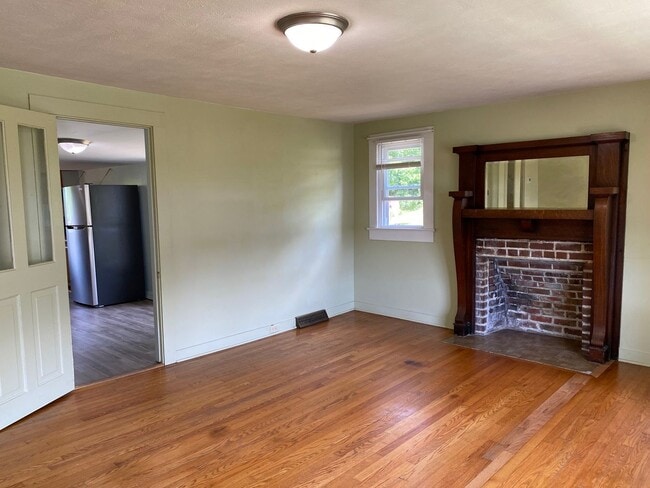 Building Photo - Woodfin - 1920's Cottage