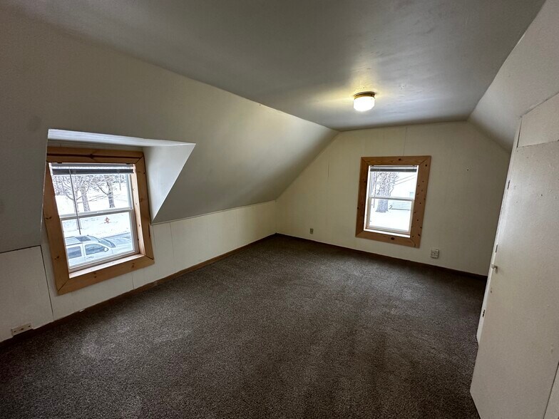 Building Photo - 1402 8th St E