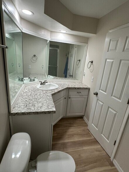 Building Photo - 55 Country Club Dr