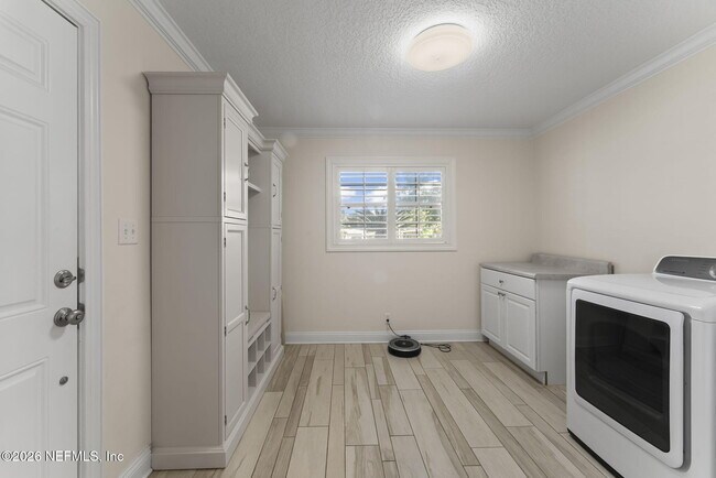 Building Photo - 618 8th Ave N