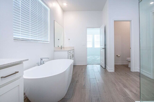 Building Photo - Spacious Like New 4-Bedroom Oasis with 3 Full Baths in Palmetto - Available NOW