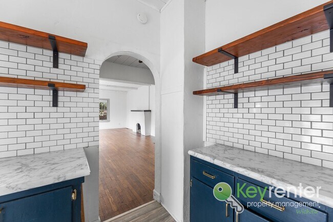 Building Photo - E Lewis St Duplex