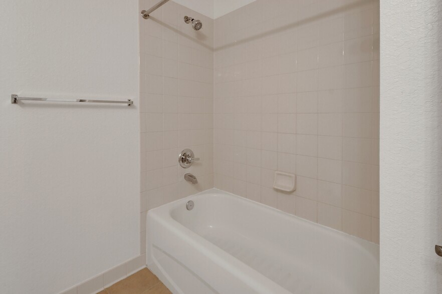 Building Photo - 940 Village Trl