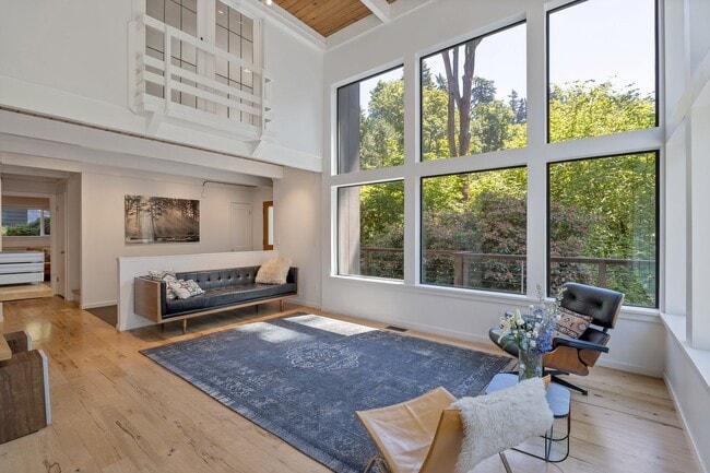 Building Photo - Great modern home located on Mercer Island