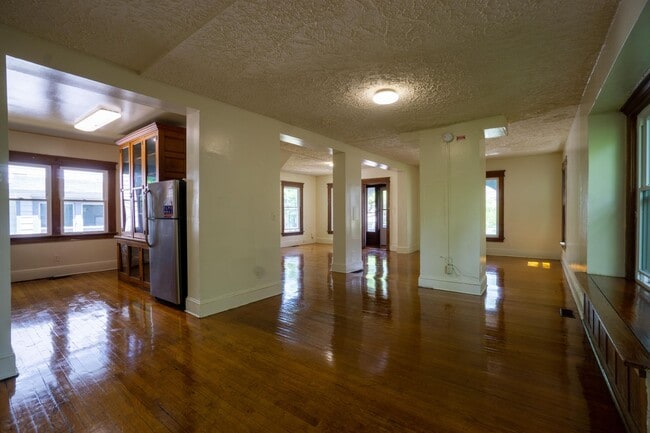 Building Photo - Single Family Home Available 6/1/26