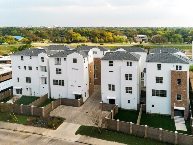 Building Photo - 3821 N Braeswood Blvd