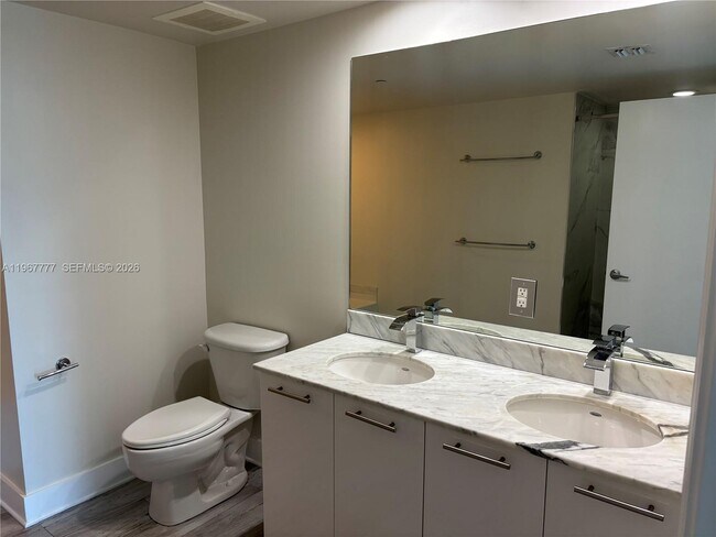 Building Photo - 950 Brickell Bay Dr