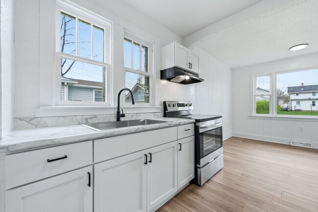 Building Photo - Updated 3BR with Fresh Finishes