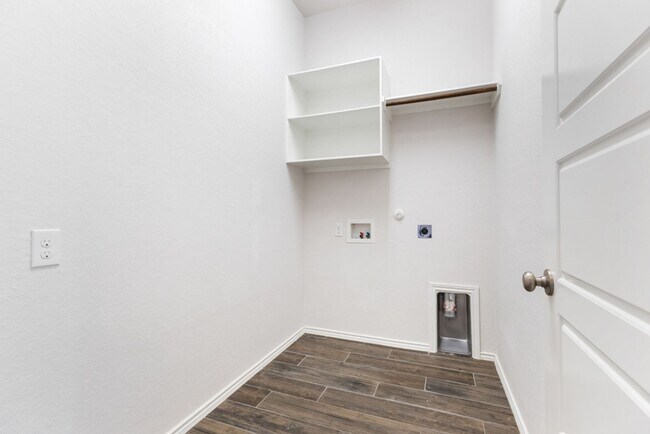 Building Photo - 4 Bedroom/3 Bath Kallinson Ranch Subdivision