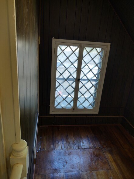 Building Photo - 827 W South St