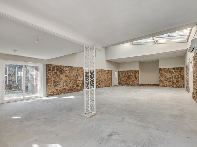 Building Photo - 6409 Miles Ln