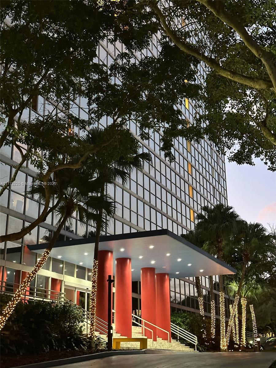 Building Photo - 2025 Brickell Ave