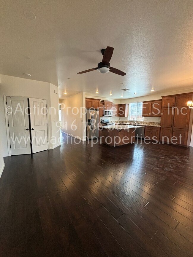 Building Photo - Solar Rocklin Gated Single Story: Close To Shopping 3 Bedroom 2 Bath, Covered Patio, Low Maintena...